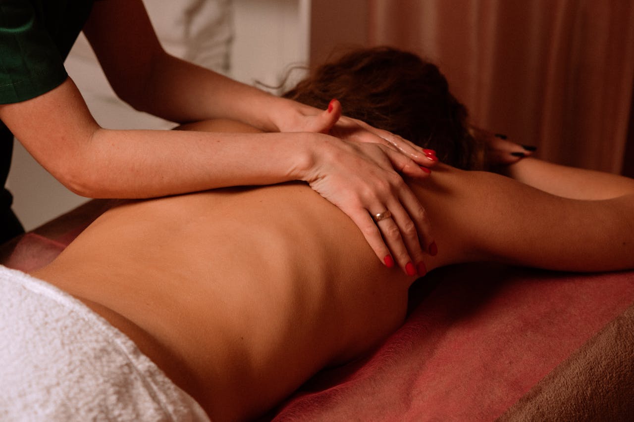 Camrose back and shoulder massage for tension and pain relief